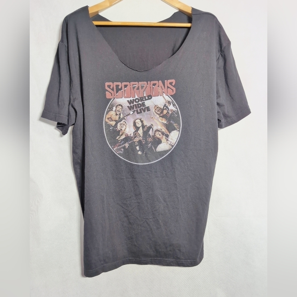 Unbranded Cutout 1985 Scorpions World Wide Live Graphic T-Shirt